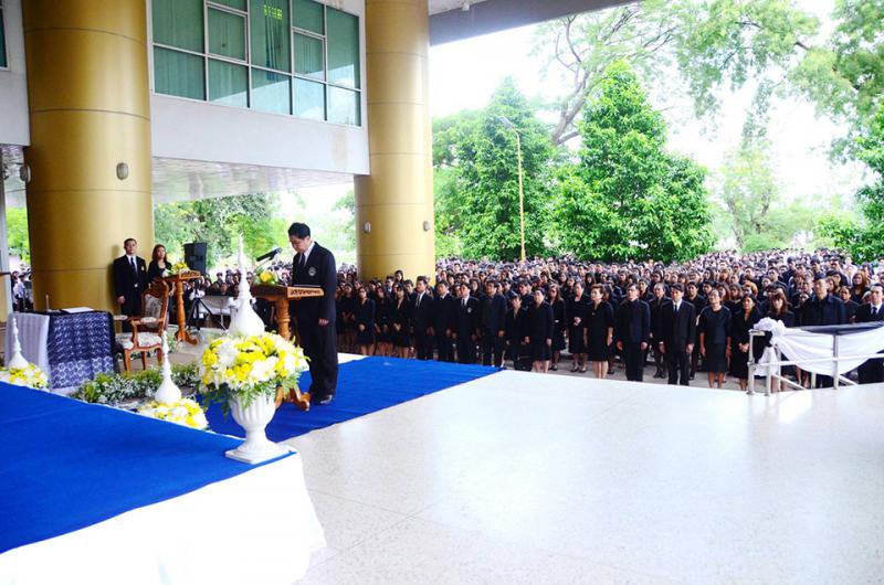 4. ร่วมพิธีถวายอาลัย เพื่อน้อมรำลึกในพระมหากรุณาธิคุณ แห่งพระบาทสมเด็จพระปรมินทรมหาภูมิพลอดุลยเดช วันที่ 18 ตุลาคม 2559 ณ บริเวณลานหน้าอาคารเรียนรวมและอำนวยการ (อาคาร 14) 